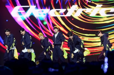 [포토] 킥플립, '화려한 퍼포먼스에 시선강탈'