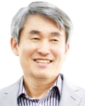 [한경에세이] 위기 속에서 비로소 보이는 것