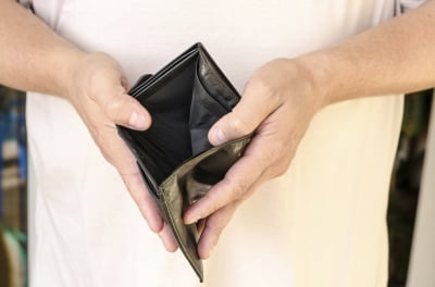 "하루 16시간씩 일해서 다 갚았는데"…113만명 빚 탕감 논란