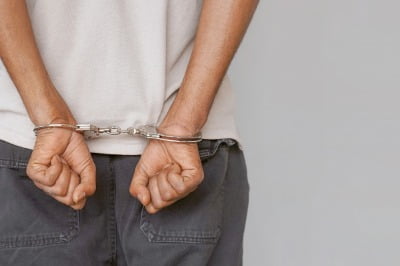18개월 아들 '43도' 차 안에 방치하고 놀러간 '비정한 父'