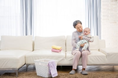 "손주 돌보는 조부모 지원해야"…김장겸, '황혼육아 지원법' 발의