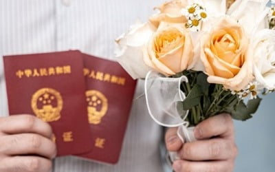 혼인신고 44년 만에 최저 찍더니…中, "결혼 휴가 최대 30일로 연장"