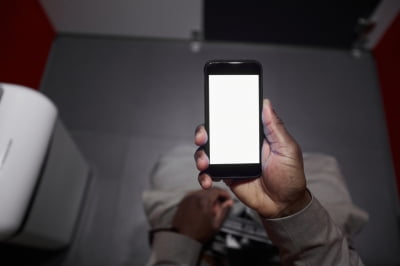 "변기 앉아 휴대폰 사용했다가는…" 세균 확산 주의보