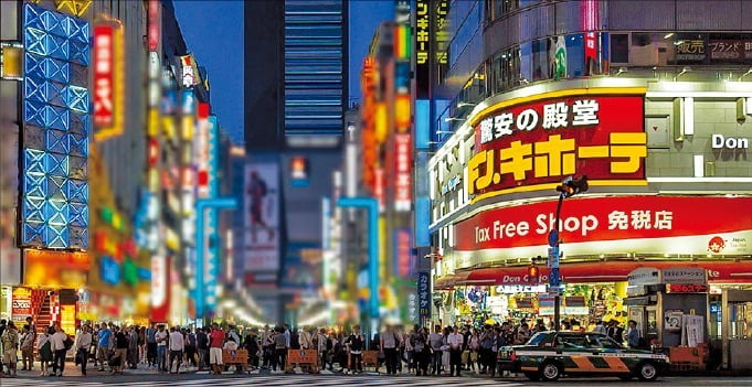 일본 도쿄 번화가에 있는 돈키호테. 오른쪽 건물 1층 빨간 간판이 달린 매장이다. /한경DB