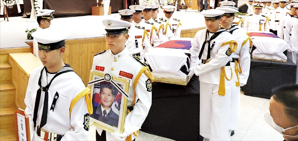 [포토] 추락 해상초계기 순직자 영결식…"숭고한 희생 잊지 않겠습니다"