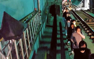 가슴 쓸어내린 지하철 방화…승객 400명 지하선로 1㎞ 걸어 탈출