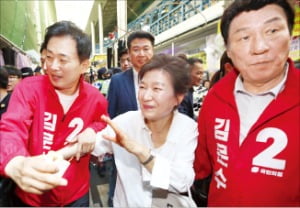 < 서문시장 찾은 朴 > 박근혜 전 대통령(가운데)이 지난달 31일 대구 서문시장을 찾아 김문수 국민의힘 대선 후보 지지를 호소하고 있다.  연합뉴스