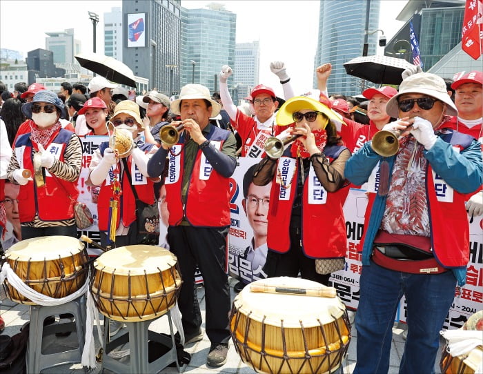 < “김문수 위한 승리 행진곡” > 김문수 국민의힘 대선 후보의 집중 유세가 열린 1일 서울 삼성역 인근에서 지지자들이 공연하고 있다.  강은구 기자