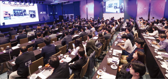 작년 10월 서울 잠실 소피텔앰배서더호텔에서 열린 ‘코리아 프라미싱 AI 스타트업(KPAS) 2024’ 시상식에서 기조연설을 듣고 있다.  한경DB