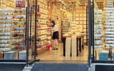 "공치는 것보다 전기료 더 내는게 나아"…서울 거리는 벌써부터 '개문냉방' 영업