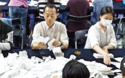 서울·경기 투표율 80% 육박…중도층 '정권 심판' 거셌다