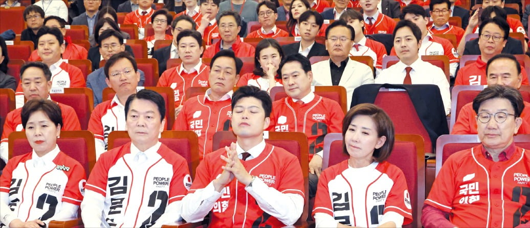 < ‘질끈’ 눈감은 국힘  > 국민의힘 의원들이 3일 국회도서관 개표상황실에서 김문수 대선 후보의 득표율이 39.3%로 집계됐다는 지상파 3사의 공동 출구조사 결과에 탄식하고 있다. 앞줄 왼쪽부터 양향자·안철수 공동선거대책위원장, 김용태 비상대책위원장, 나경원·권성동 공동선대위원장.  임형택 기자

