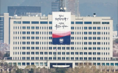 李, 일단 용산 집무실서 업무 개시…"국정 공백 최소화"