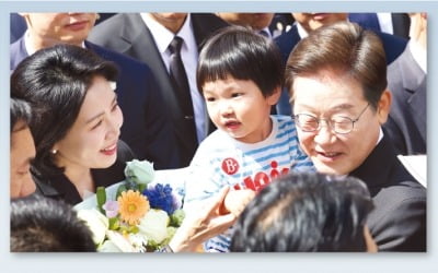 李 첫 일정은 현충원 참배…오후엔 여야 대표와 '비빔밥 오찬'
