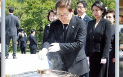 李 첫 일정은 현충원 참배…오후엔 여야 대표와 '비빔밥 오찬'