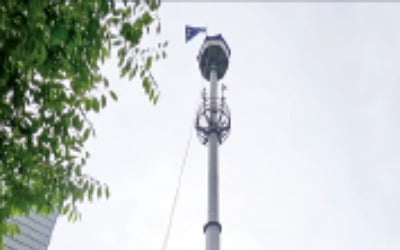 83일째 청계천 CCTV 철탑 점거…경찰 수수방관