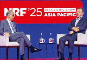 김상현 롯데쇼핑 부회장(오른쪽)이 비풀 차울라 페어프라이스그룹 최고경영자(CEO)와 유통 혁신을 주제로 대담하고 있다. /롯데쇼핑 제공