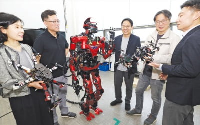 "아바타 로봇·플라잉핸드 드론…인간 한계 넘는 '피지컬 AI' 온다"