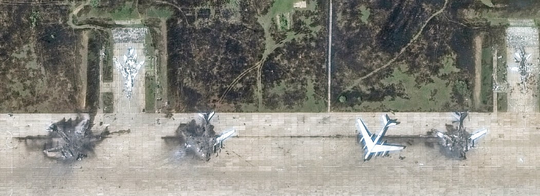 거미줄 작전으로 완파된 러시아 Tu-95 전략폭격기의 잔해가 지난 4일 위성사진에 찍혔다. 우크라이나 당국은 이번 작전을 통해 총 70억달러(약 9조5000억원)에 달하는 피해를 입혔다고 주장했다. 공격에 동원된 드론 한 대당 가격은 2000달러(약 271만원)로 추산된다. /로이터연합뉴스