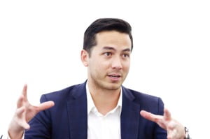 "포토샵하듯 자율무기 구현…미래 전장, 수백만대 드론 격돌할 것"