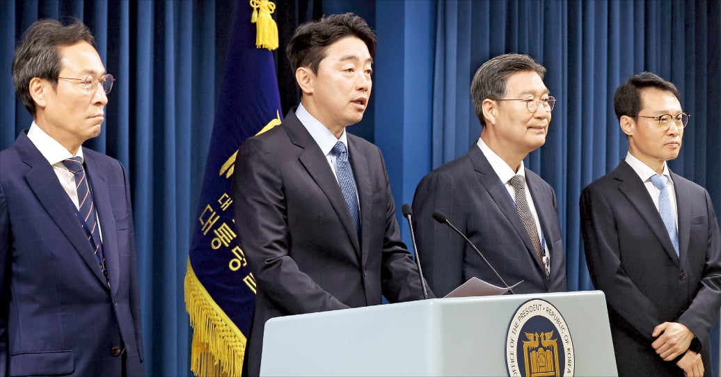 < 李, 초기 인선은 안정에 무게 >  강훈식 대통령 비서실장이 8일 용산 대통령실 청사에서 수석급 인선을 발표하고 있다. 이날 이재명 대통령은 대통령실 정무수석비서관에 우상호 전 더불어민주당 의원을, 민정수석비서관과 홍보수석비서관에 각각 오광수 대륙아주 변호사와 이규연 전 JTBC 대표를 임명했다. 왼쪽부터 우 전 의원, 강 비서실장, 오 변호사, 이 전 대표.   김범준 기자