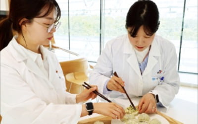 고서까지 뒤져가며 K만두 재현…38년 만에 세계 접수