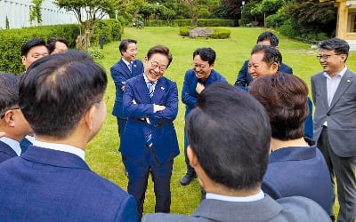 李, 與 지도부와 만찬…"원팀으로 나아가자"