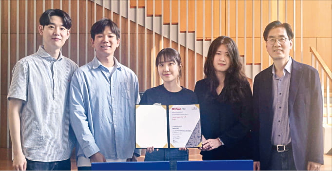 ICRA 2025의 ‘NSS 챌린지 2025’에서 우승한 명현 KAIST 교수팀. 왼쪽부터 김대범 박사과정, 이승재 박사과정, 장서연 박사과정, 공제이 석사과정, 명현 교수.  KAIST 제공