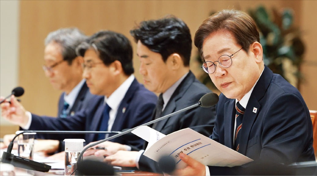 < 추경 자료 살펴보는 李대통령 >  이재명 대통령이 9일 용산 대통령실에서 주재한 비상경제점검 태스크포스(TF) 2차 회의 시작 전 자료를 살펴보고 있다. 오른쪽부터 이 대통령, 강훈식 대통령비서실장, 류덕현 재정기획보좌관, 문진영 사회수석.  연합뉴스