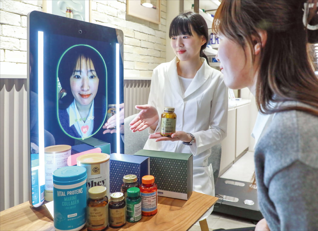 현대백화점 목동점 지하 2층에 오픈한 ‘네슬레 헬스사이언스 스토어’에서 고객이 맞춤형 건강기능식품 추천 체험을 하고 있다.   현대백화점 제공