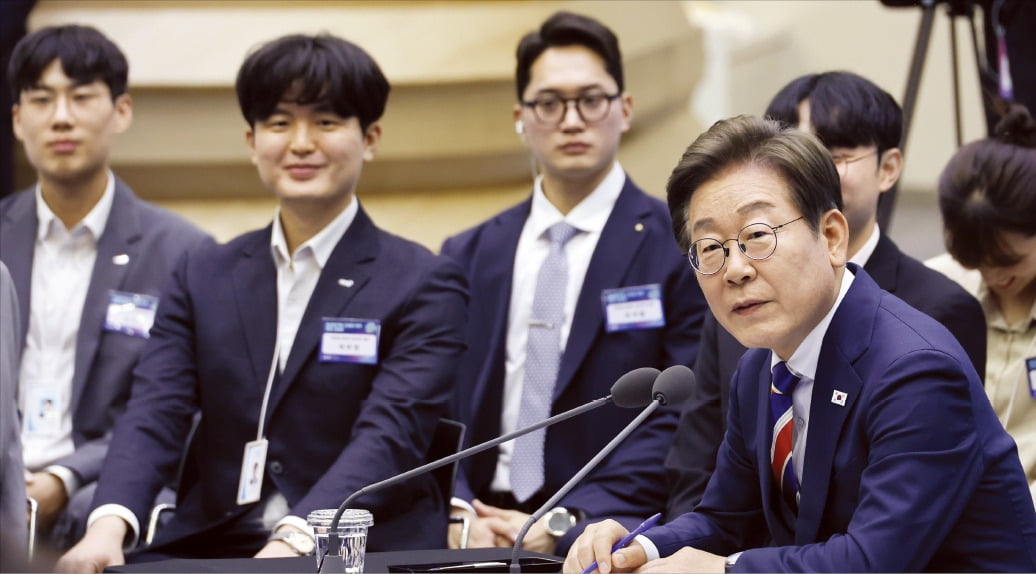 < “주식으로 장난치단 패가망신” > 이재명 대통령이 11일 서울 여의도 한국거래소(KRX)﻿에서 열린 ‘불공정거래 근절을 위한 시장감시본부 실무 직원들과의 현장 간담회’에서 발언하고 있다. /김범준 기자