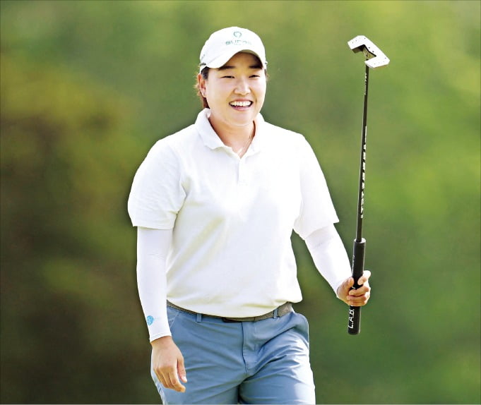 이일희가 지난 6일(현지시간) 미국 뉴저지주 갤러웨이의 시뷰베이코스에서 열린 숍라이트 클래식 1라운드 경기 도중 웃고 있다. 그는 8일 막을 내린 이 대회에서 준우승을 차지했다. /AFP연합뉴스