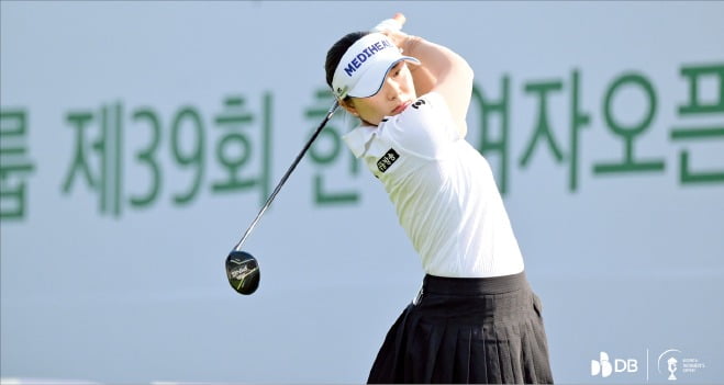 이다연이 12일 충북 음성 레인보우힐스CC에서 열린 DB그룹 제39회 한국여자오픈 1라운드 10번홀에서 티샷을 하고 있다. /대회조직위 제공