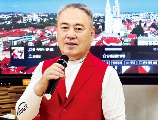 회사 휴게 공간에 설치된 노래방에서 노래를 부르고 있는 김원길 바이네르 대표. 그는 “노래는 에너지를 주는 귀한 선물”이라고 말했다. /바이네르 제공