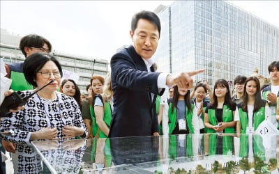 [사진으로 보는 세상] 광화문 찾은 한국전 참전용사 후손들