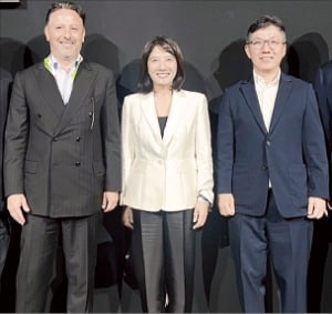 압델마지드 아라쿠이 후사이니 타카 모로코 최고경영자(CEO·왼쪽부터), 채선주 네이버 전략사업대표, 김유원 네이버클라우드 대표가 지난 11일 ﻿모로코 AI 데이터센터 구축을 논의한 뒤 기념촬영하고 있다. /네이버 제공
