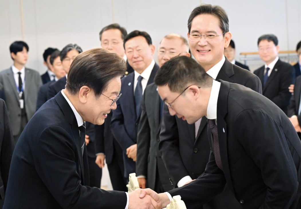 이재명 대통령이 13일 용산 대통령실에서 열린 5대 그룹 총수 및 경제단체 수장과의 간담회에서 구광모 LG그룹 회장과 악수를 하고 있다. /김범준 기자