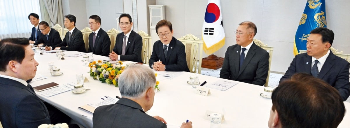 < 기업에 힘 실어준 李대통령 > 이재명 대통령이 13일 용산 대통령실 청사에서 열린 6경제단체·기업인 간담회에서 발언하고 있다. ﻿왼쪽부터 권혁기 의전비서관, 위성락 국가안보실장, 안덕근 산업통상자원부 장관, 구광모 LG그룹 회장, 이재용 삼성전자 회장, 이 대통령, 정의선 현대차그룹 회장, 신동빈 롯데그룹 회장. 이 대통령 맞은편엔 최태원 대한상공회의소 회장. /김범준 기자