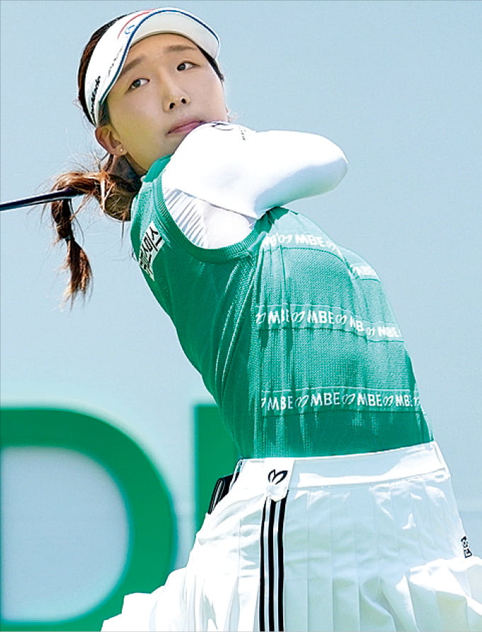 이동은이 15일 충북 음성 레인보우힐스에서 열린 DB그룹 제39회 한국여자오픈 최종 4라운드 1번홀에서 티샷하고 있다.  대회조직위 제공