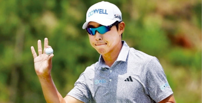 최진호가 15일 경기 안산 더헤븐CC에서 열린 한국프로골프(KPGA) 투어 하나은행인비테이셔널 최종 4라운드 4번홀에서 버디퍼트를 성공한 뒤 갤러리에게 인사하고 있다.  KPGA 제공