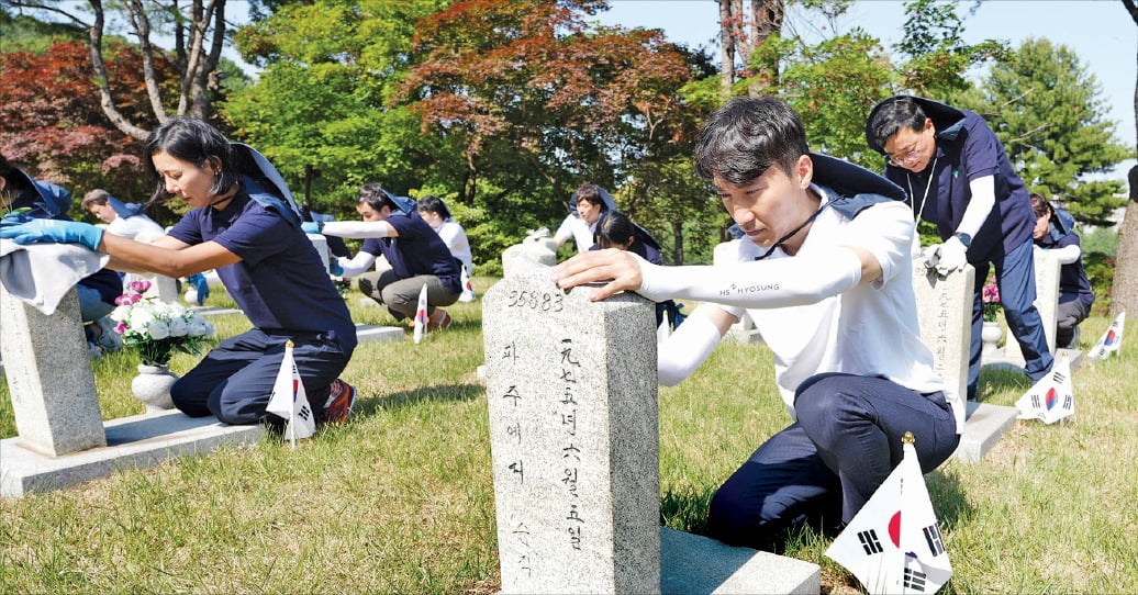 HS효성 임직원이 서울 동작동 국립서울현충원에서 묘비를 닦고 있다. /HS효성 제공