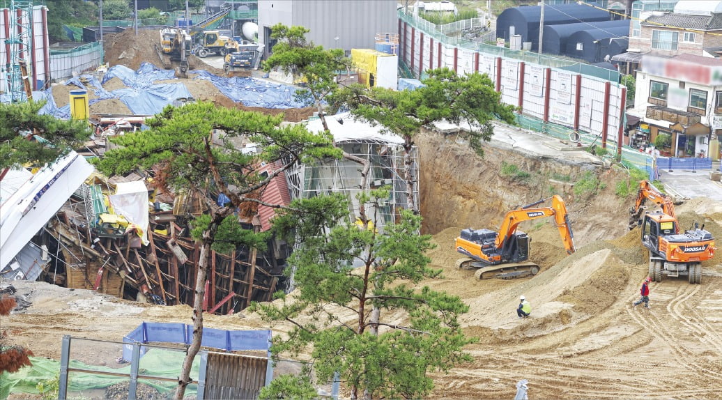 16일 오전 경기 광명시 일직동 신안산선 제5-2공구 지하터널 공사장 붕괴 사고 현장에서 복구 작업이 이뤄지고 있다. 지난 4월 11일 사고 발생 후 두 달이 지났으나 현장엔 휘어진 철골 더미가 그대로 방치돼 있다. /임형택 기자