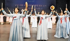 지난 5월 크라운해태 국악동아리 ‘민들래’의 대구 공연. /크라운해태제과 제공