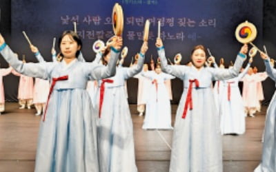 크라운해태 임직원, 오사카 엑스포서 국악 공연