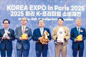 노희열 오로라월드 회장(왼쪽부터), 문승현 주프랑스대사, 구자열 한국무역협회 명예회장, 배우 김동욱 씨, 이인호 한국무역협회 부회장 등이 개막식에 참석했다. /무역협회 제공