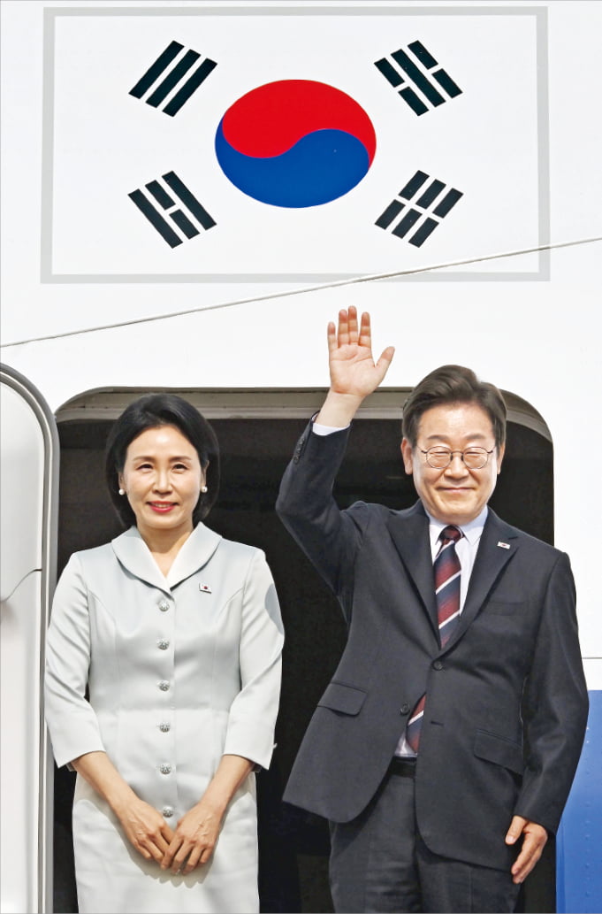 G7 외교무대 데뷔하는 李대통령 이재명 대통령과 부인 김혜경 여사가 캐나다﻿ 캐내내스키스에서 열리는 주요 7개국(G7) 정상회의에 참석하기 위해 16일 경기 성남시 서울공항에서 공군 1호기에 탑승하기 전 인사하고 있다. 이 대통령 취임 후 첫번째 해외 방문이다. 김범준 기자