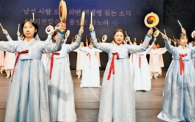 크라운해태 임직원, 오사카 엑스포서 국악 공연