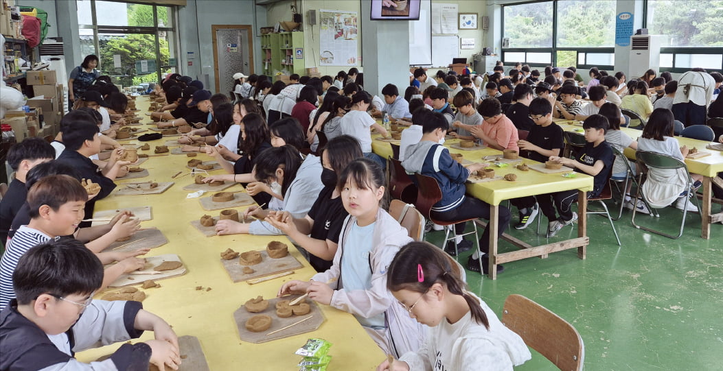경남 양산 시음골마을에서 아이들이 흙을 빚어 컵 접시 등을 만드는 도자기 체험을 하고 있다.