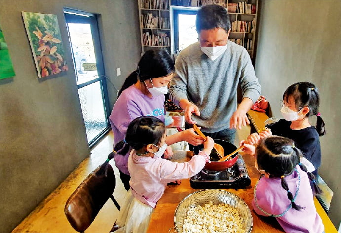 충북 충주 내포긴들마을에서 관광객들이 사과팝콘 만들기 체험을 하고 있다.
