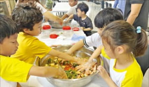 인천 강화군 선원면 해안동로 도래미마을에서 사람들이 순무김치 만들기 체험을 하고 있다.
